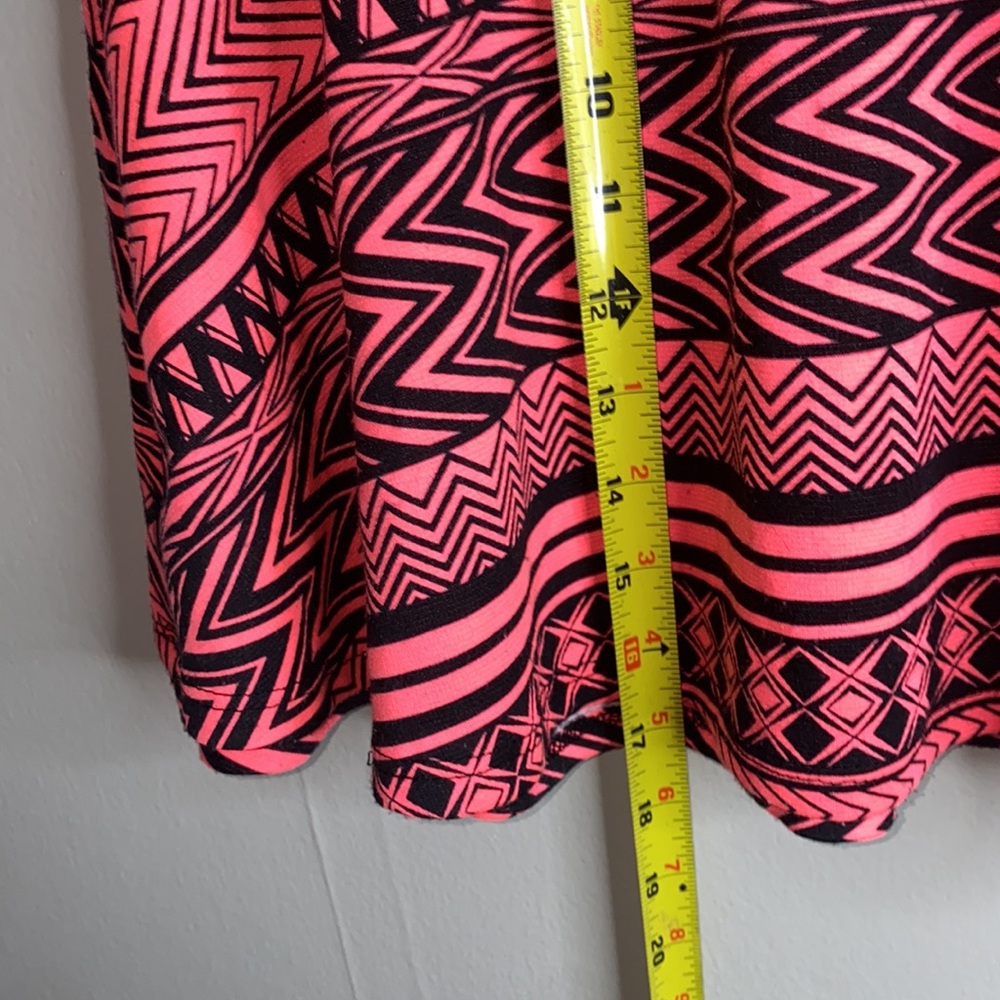 🌵Neon pink & black patterned skirt! - Picture 5 of 7